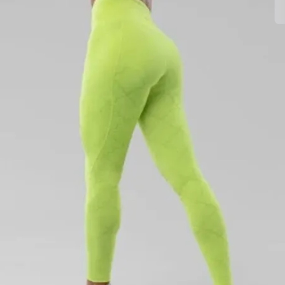 SheFit Highlighter Yellow Aloud Boss Leggings. 2 Luxe 2X
